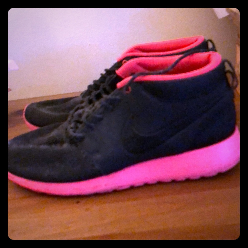 New pink bottom Men’s Nikes